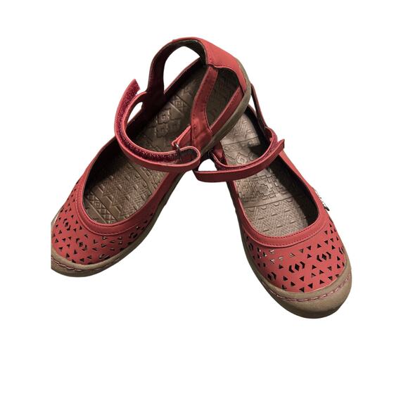 EUC Muk Luks Sport Red Casual Shoes Hook and Loop Closure Laser Cut Size 7 - Picture 1 of 7